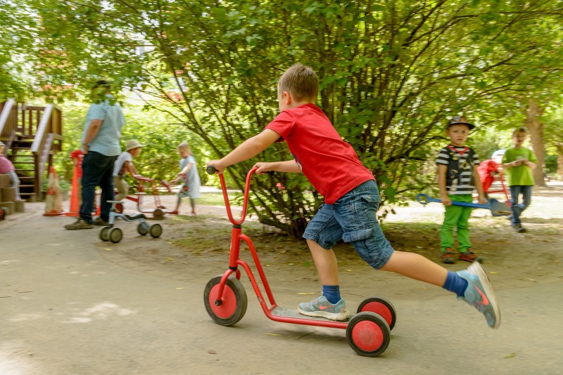 Spielen an der frischen Luft in unserem riesigen Garten.