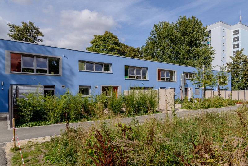 Das Haus in neuem Glanz, aber der Garten liegt noch brach.